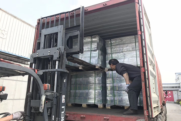 客戶參觀工廠后，首單訂了一個(gè)集裝箱的剎車片(圖2)