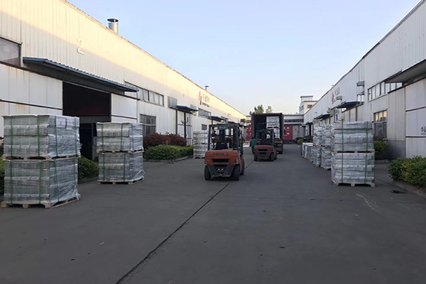 客戶參觀工廠后，首單訂了一個(gè)集裝箱的剎車片(圖1)